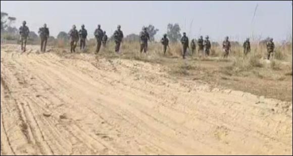 ભારત-પાક સીમા પર ભારે તંગદીલી  સૈન્ય તૈનાતી બમણી કરાઈ : હાઈએલર્ટ