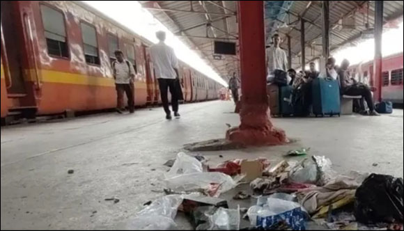 રેલવે સ્ટેશન પર નાસ્તો કરીને રેપર ફેંકતા પહેલાં ૧૦૦ વાર વિચારજો:...