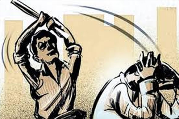 ઢેબર રોડ પર નંબર વગરની થારમાં આવેલા બે શખ્‍સે જુનાગઢથી મેળો કરવા આવેલા  કોલેજ કર્મચારી અને તેના માસીયાઇ ભાઇને ફટકાર્યાઃ ધોકાથી હુમલોઃ ૧૨ ...